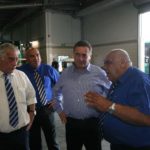 השר כץ (שני משמאל) מקבל הסבר מיוסי כהן, המנהל הטכני של אגד, במוסך המרכזי של אגד במפרץ חיפה