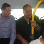 שר התחבורה, ישראל כץ (משמאל) כלוא במושב האחורי של אוטובוס BYD בנסיעת בכורה