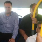 השר כץ (משמאל) עם יונה יהב, ראש עיריית חיפה, במושב האחורי באוטובוס החשמלי בסיבוב בכורה