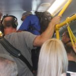 צלמי עיתונות עטו על חלקו האחורי של האוטובוס לתפוס את האח"מים בעדשות