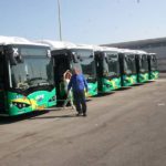 ניר לנדאו, מנהל המשק באגד, לפני שורה של אוטובוסים