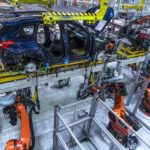 רובוטים מבצעים את ההברגה