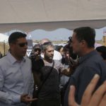 גיל גולן (משמאל) מנכ"ל ג'נרל מוטורס ישראל, מסביר לכץ על הבעיות שבאיטיות הביורוקרטיה הממשלתית העוסקת בהייטק אוטומוטיבי