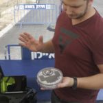 שחר בהירי ה-CEO של וולראן מראה את המכשיר עם החיישנים המוטמן בכביש