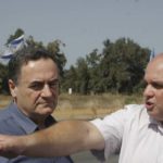 שי סופר, המדען הראשי של משרד התחבורה (מימין) מסביר לשר התחבורה את מה שהוא עומד לראות