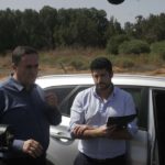 עומר כילף (מימין) מנכ"ל אינוויז מסביר לכץ על יסודות הליידאר