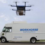 רחפן Flyhorse מעל למכונית חשמלית של Workhorse