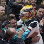 המילטון מחבק את המכונאים שנחלץ מהמכונית