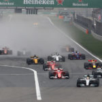 המילטון מוביל מהזינוק במרצדס הכסופה כשווטל משמאל