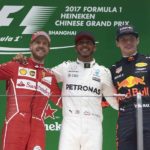 המילטון (במרכז) חוגג נצחון ראשון עם ווטל (משמאל) ו-וורסטפאן