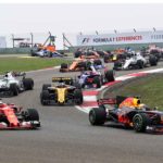 ריקארדו ברד בול (מימין) מקדים את ראייקונן בפניה השניה