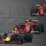 דניאל ריקארדו ברד בול מקדים את שתי מכוניות פרארי