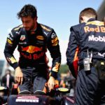 דניאל ריקארדו משתחל למכונית הרד בול-רנו על הגריד. המרוץ שלו נמשך הקפות אחדות בלבד