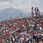 קהל גודש את אחד היציעים וברגע ההרים המושלים המשקיפים על סוצ'י והים השחור