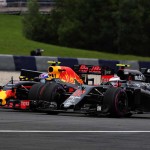 ורסטפאן עוקף את בטון במקלארן (Getty Images/Red Bull Contentpool)
