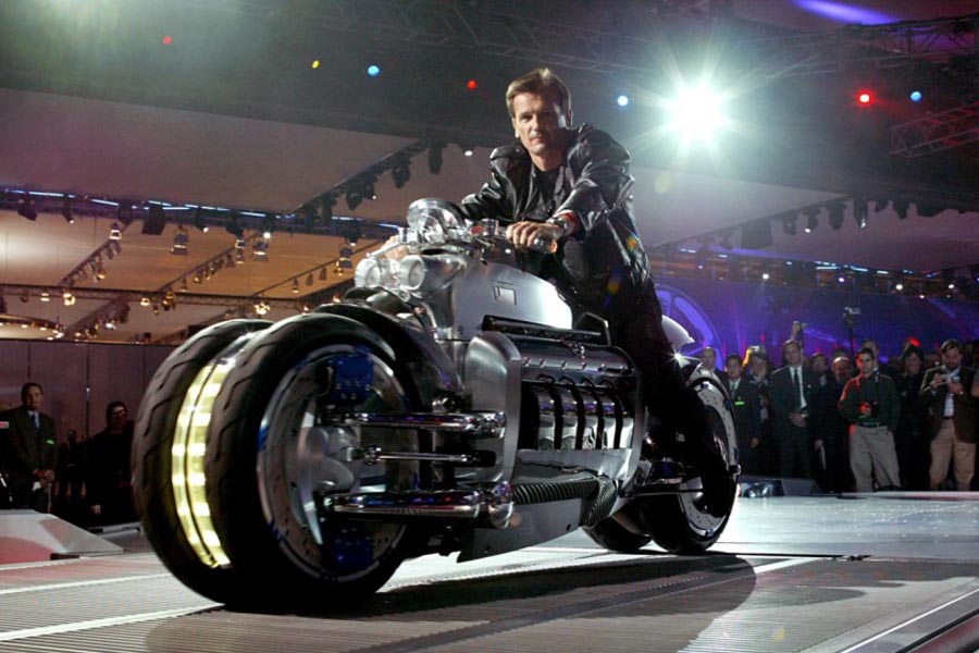 כוכב נופל. וולפגאנג ברנהארד, ב-2003, רכוב על אופנוע קונספט, דודג' טומאהוק עם מנוע V10  של הדודג' וייפר בתערוכת המכוניות של צפון אמריקה 2003 (דיימלר)