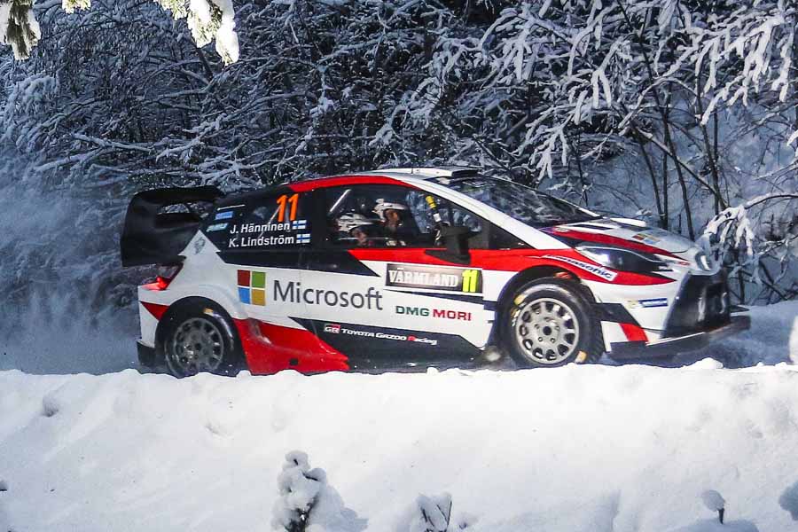 טויוטה יאריס WRC בדרך לניצחון בראלי שבדיה. מיקורוסופט נותנת חסות גדולה של הקבוצה (טויוטה)