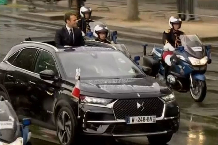 נשיאה החדש של צרפת עמנואל מקרון, בולט מתוך ה-DS7 Crossback במהלך נסיעה בשאנז אליזה (סיטרואן)