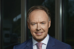 איאן רוברטסון, מנהל השיווק בקבוצת ב.מ.וו יפרוש בסוף השנה (ב.מ.וו)