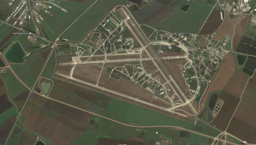 מסלוליו של רמת דוד במרכז ולמטה מסילת הרכבת לאורך שדה הצלע הדרומית של שדה התעופה הצבאי (צילום מסך גוגל מאפס)