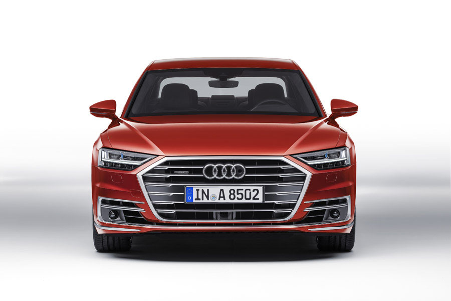 גריל רחב מאד, ספליטר נמוך, פנסים צרים וגבוהים ושני פסים בולטים על מכסה המנוע לאודי A8 (אודי)