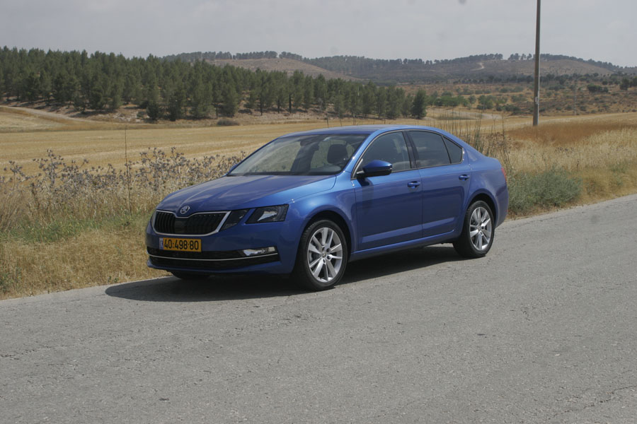 סקודה אוקטביה. אינה שופעת סקסאפיל, אבל עושה את העבודה (אוטוניוז)