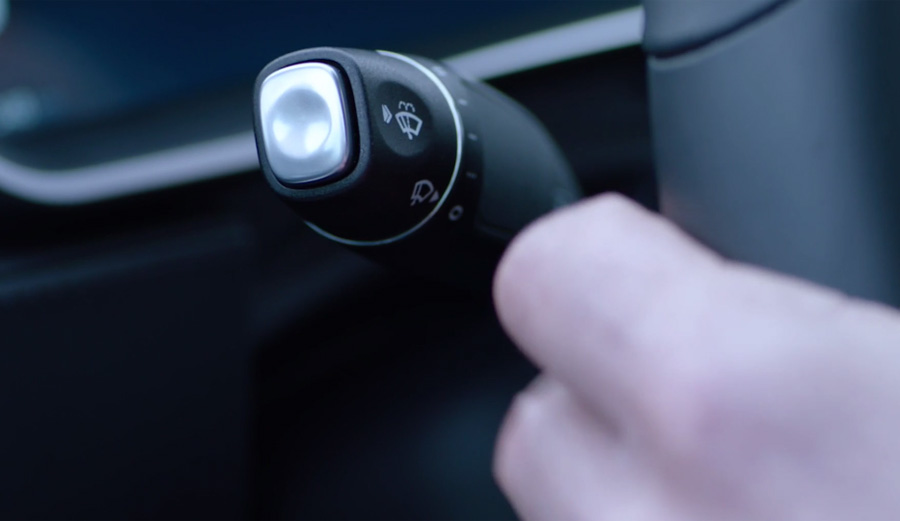 כפתור ההפעלה של האוטופיילוט (צילום מסך, טסלה)