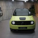 הונדה e ליד עמדת טעינה