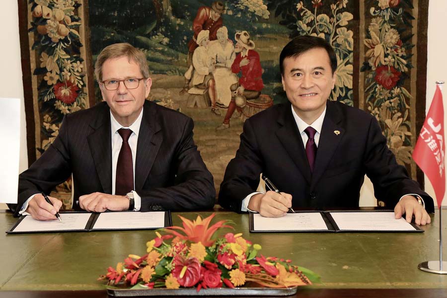 יואכים הייצמן, נשיא פולקסווגן סין ואן ג'ין, יו"ר JAC, חותמים על מזכר ההבנות (פולקסווגן)