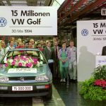 פייך (מימין) באירוע לציון ייצור היחידה ה-15 מיליון של פולקסווגן גולף