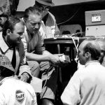 פייך (שני משמאל, במעיל) בפיטס באחד ממרוצי 24 השעות של לה מאן