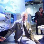 פייך עם מכונית של פולקסווגן בתערוכת מכוניות