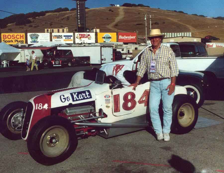 ברוק יאטס עם ה-Eliminator, מכונית הוד רוד שהוא הכיר עוד בשנות ה-50' ורכש בשנות ה-90' והיתה הבסיס לספרו The Hot Rod (המשפחה, פייסבוק)