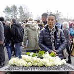 ד"ר שרון נזריאן (משמאל) סגנית נשיא בכירה לעניינים בינלאומיים, בליגה למניעת השמצה, מניחה זר פרחים על אנדרטה לזכר עובדי הכפיה במפעלי פולקסווגן במהלך המלחמה