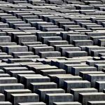 תמונה מהתערוכה "אנדרטה לזכר יהודי אירופה שנרצחו. תצלומים ושירים על השואה," מאת קארל טייל, בכיר בפולקסווגן. במשך תקופה ארוכה תיעד טייל את האנדרטה לזכר הנספים בשואה בברלין והתערוכה מורכבת מתמונות אלה.